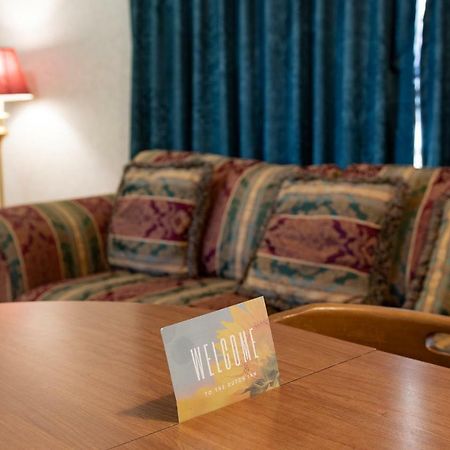 Dutch Inn Cornwall Екстериор снимка
