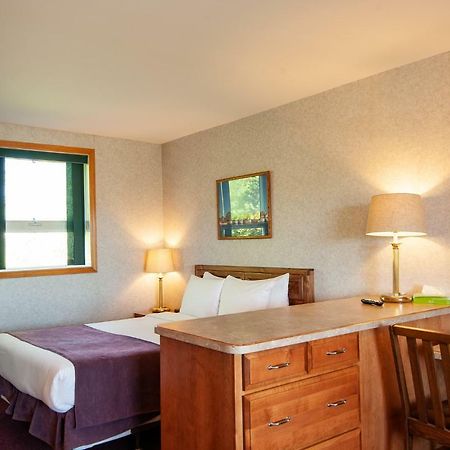 Dutch Inn Cornwall Екстериор снимка