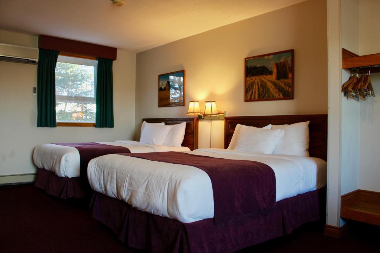 Dutch Inn Cornwall Екстериор снимка