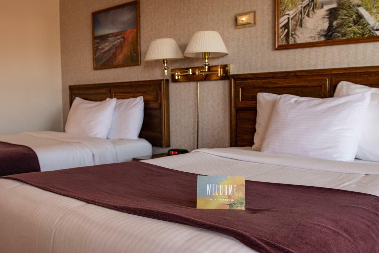 Dutch Inn Cornwall Екстериор снимка