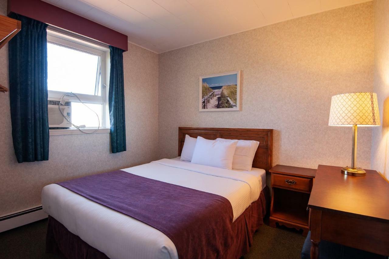 Dutch Inn Cornwall Екстериор снимка