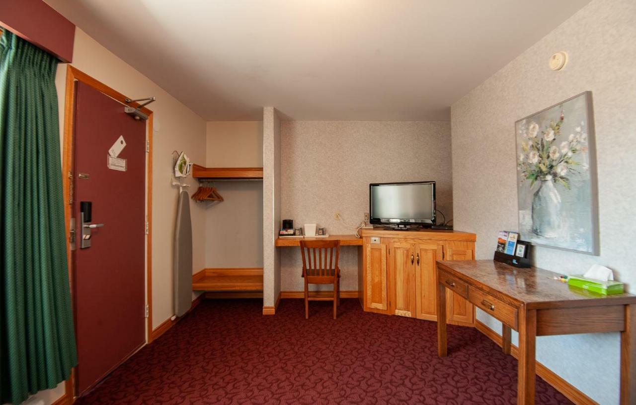 Dutch Inn Cornwall Екстериор снимка