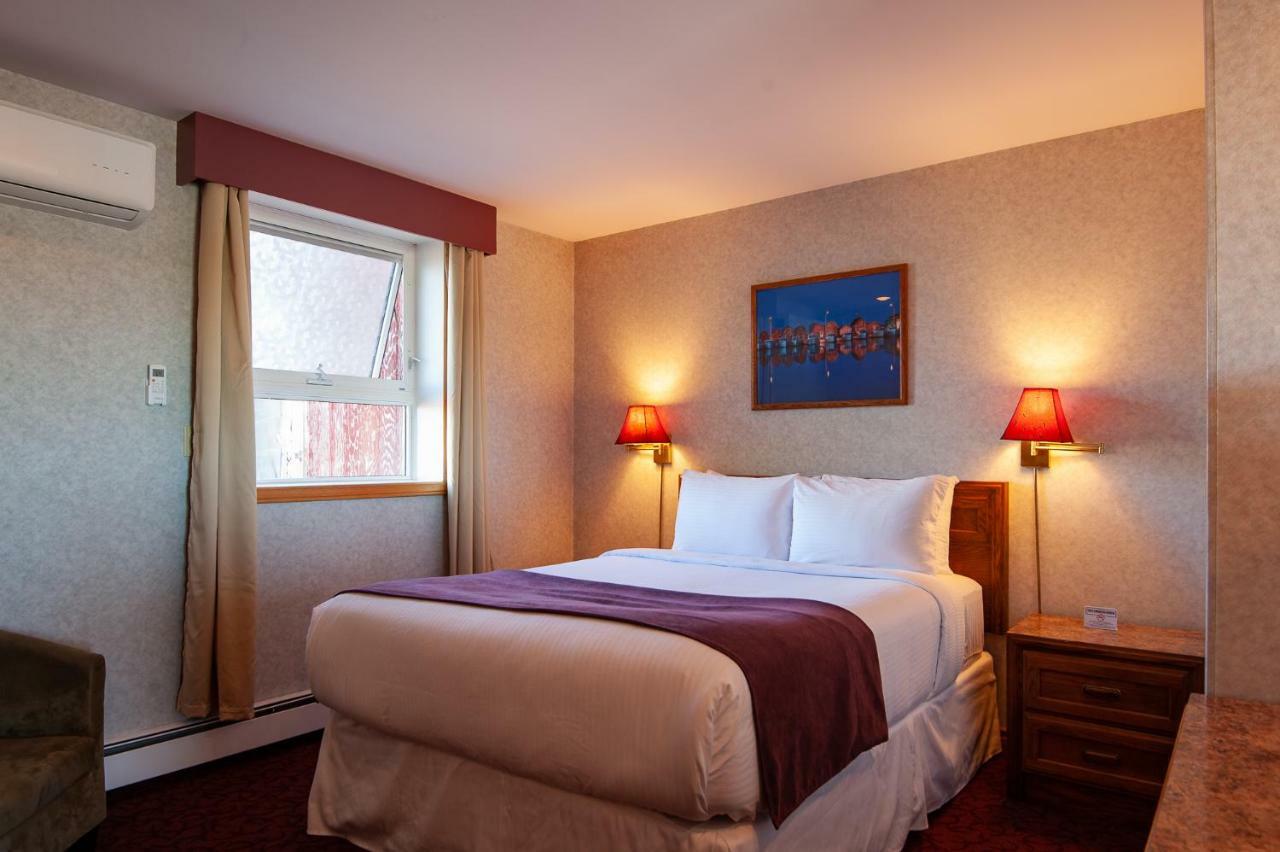 Dutch Inn Cornwall Екстериор снимка