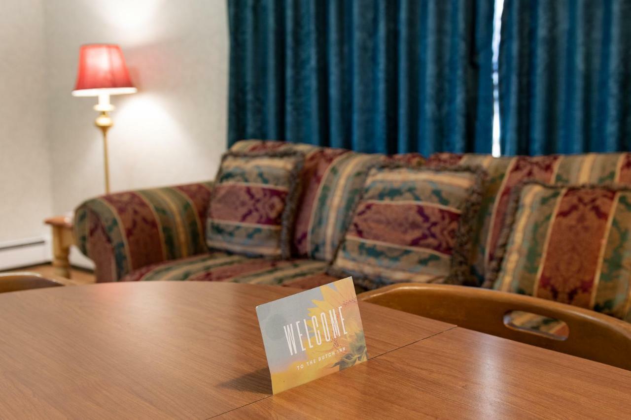 Dutch Inn Cornwall Екстериор снимка