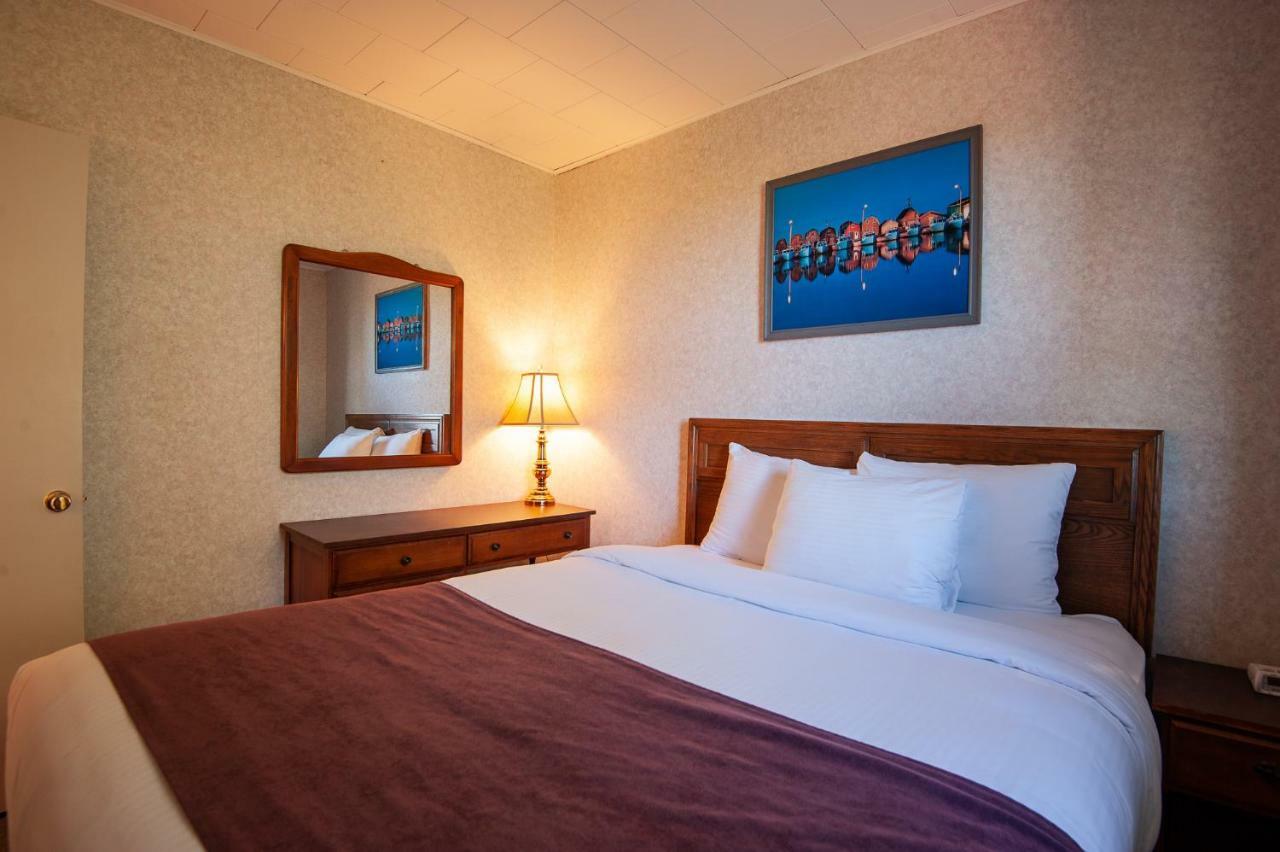 Dutch Inn Cornwall Екстериор снимка
