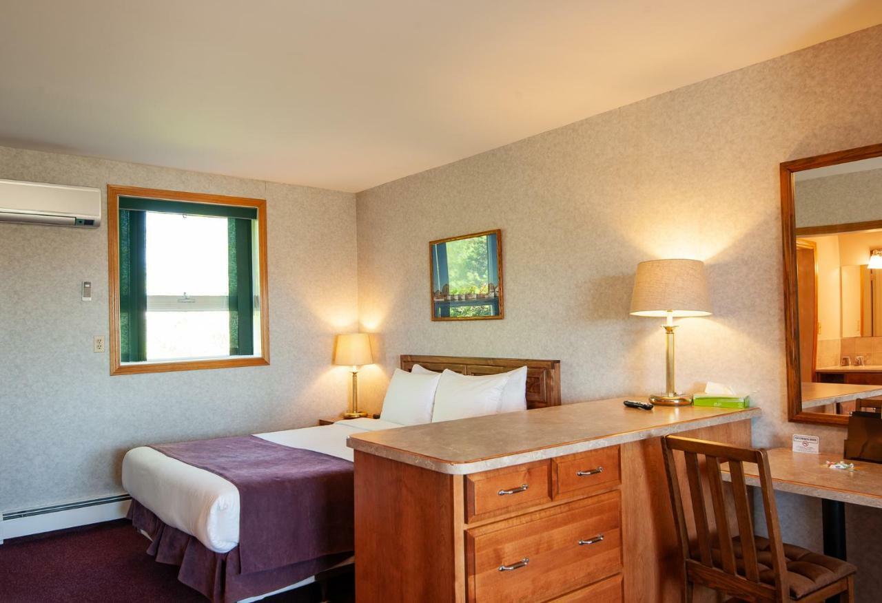Dutch Inn Cornwall Екстериор снимка