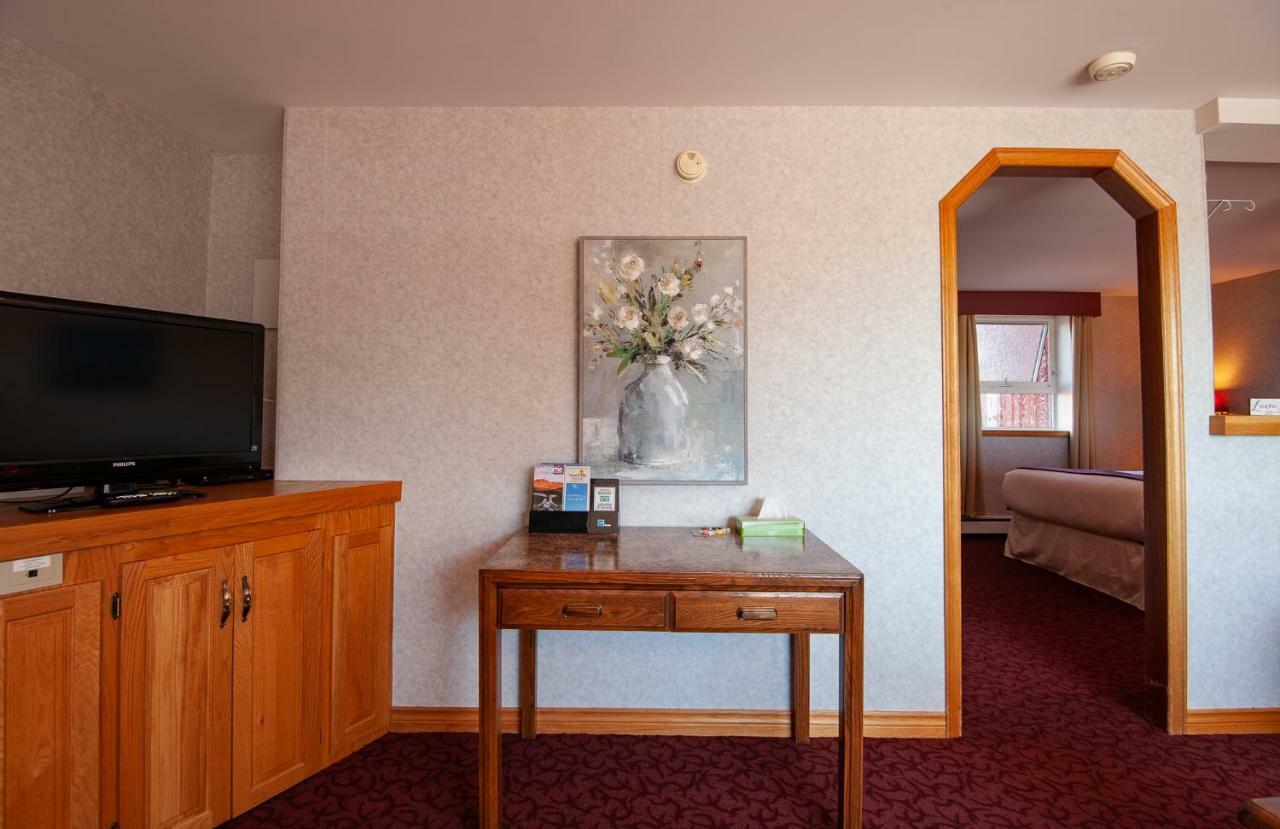 Dutch Inn Cornwall Екстериор снимка