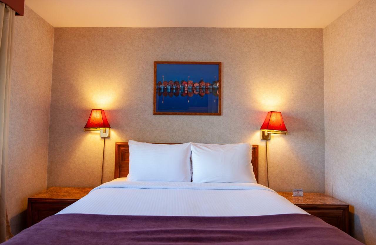 Dutch Inn Cornwall Екстериор снимка