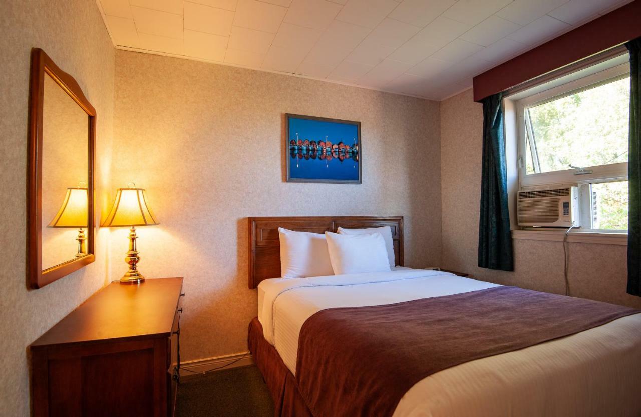 Dutch Inn Cornwall Екстериор снимка