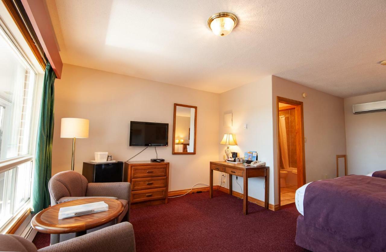 Dutch Inn Cornwall Екстериор снимка