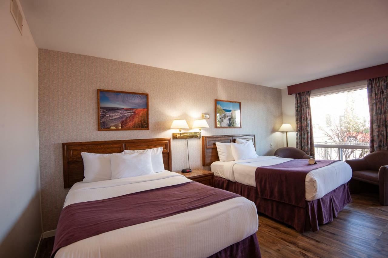Dutch Inn Cornwall Екстериор снимка