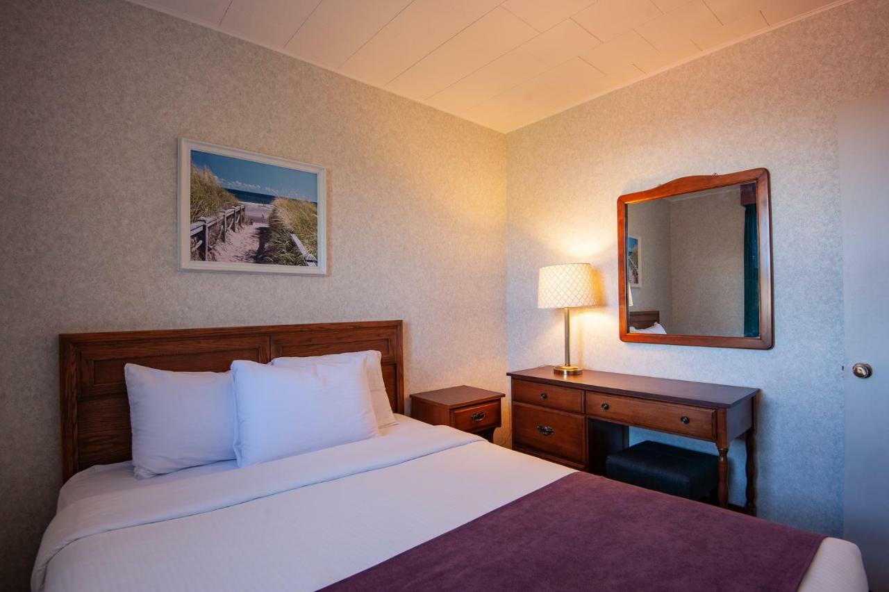 Dutch Inn Cornwall Екстериор снимка