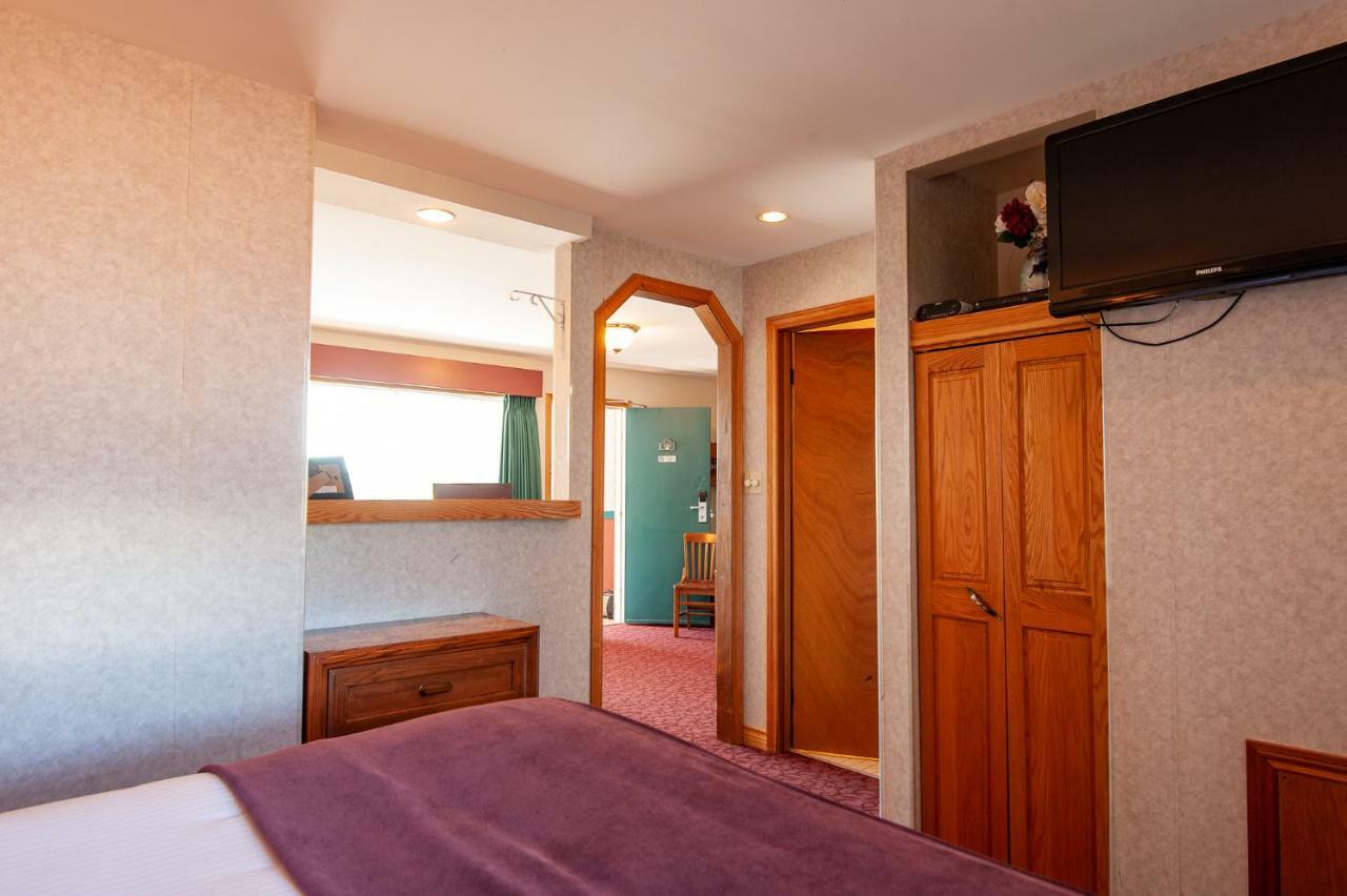 Dutch Inn Cornwall Екстериор снимка