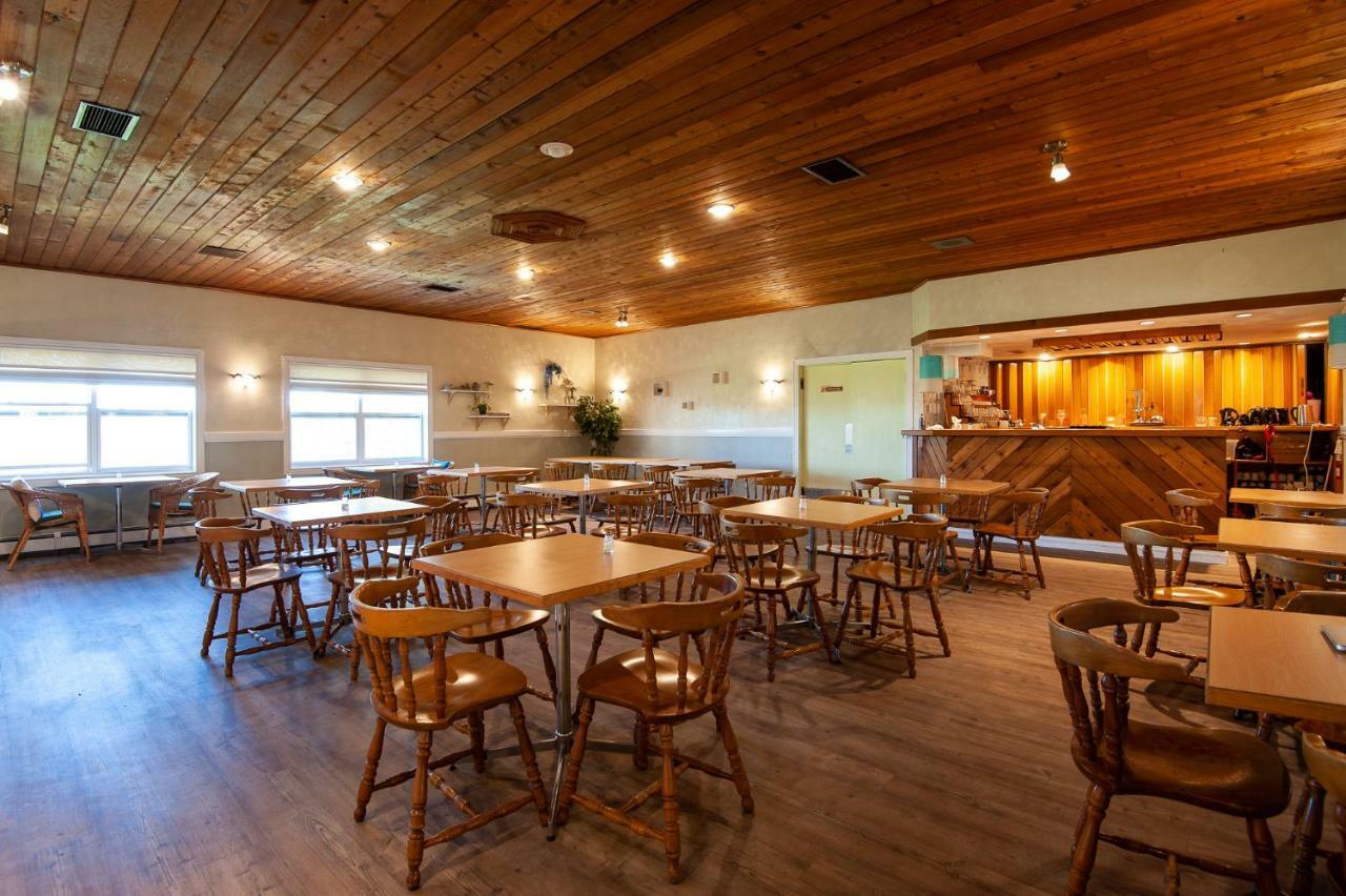 Dutch Inn Cornwall Екстериор снимка