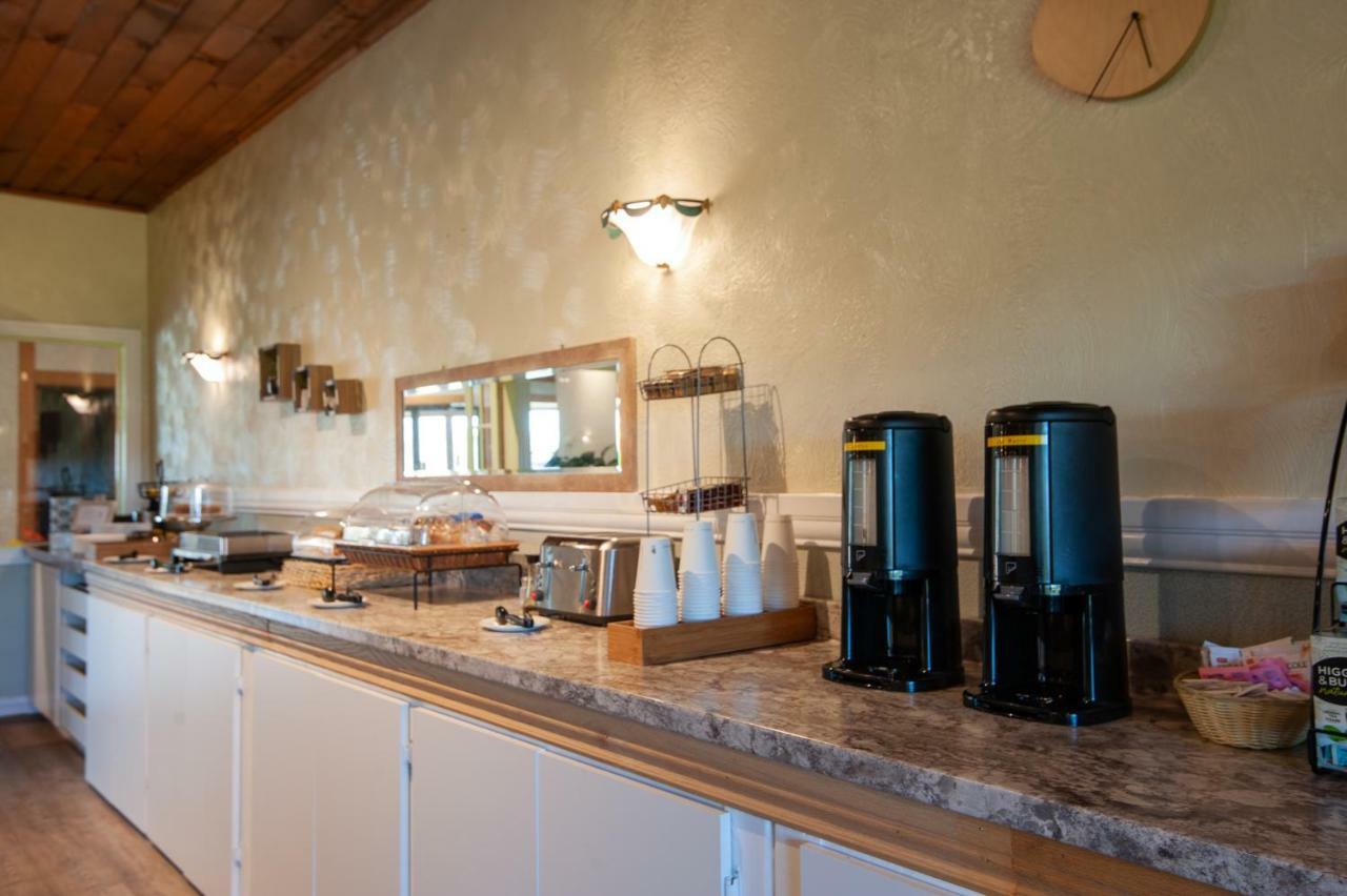 Dutch Inn Cornwall Екстериор снимка